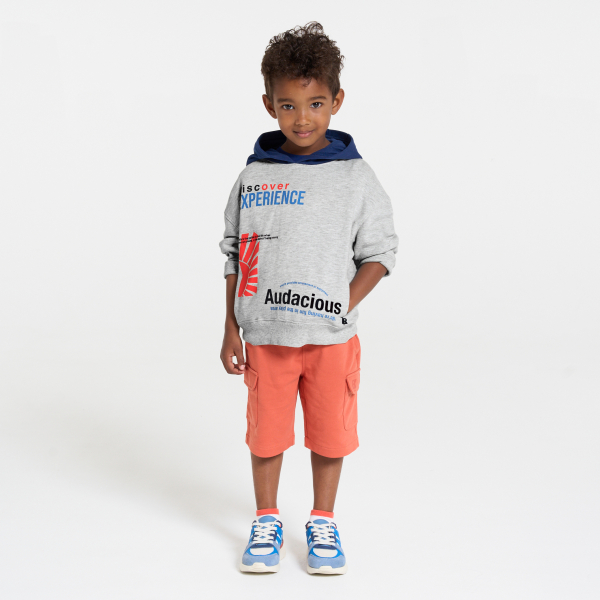 سويت شيرت باللون الرمادي ومُزيَّن برسالة مطبوعة، للفتيان